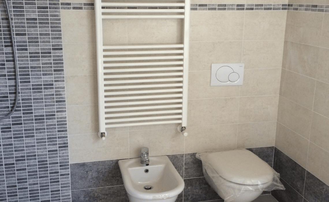 sanitari infisso bilocale in vendita oltre il colle con 2 terrazzi..png